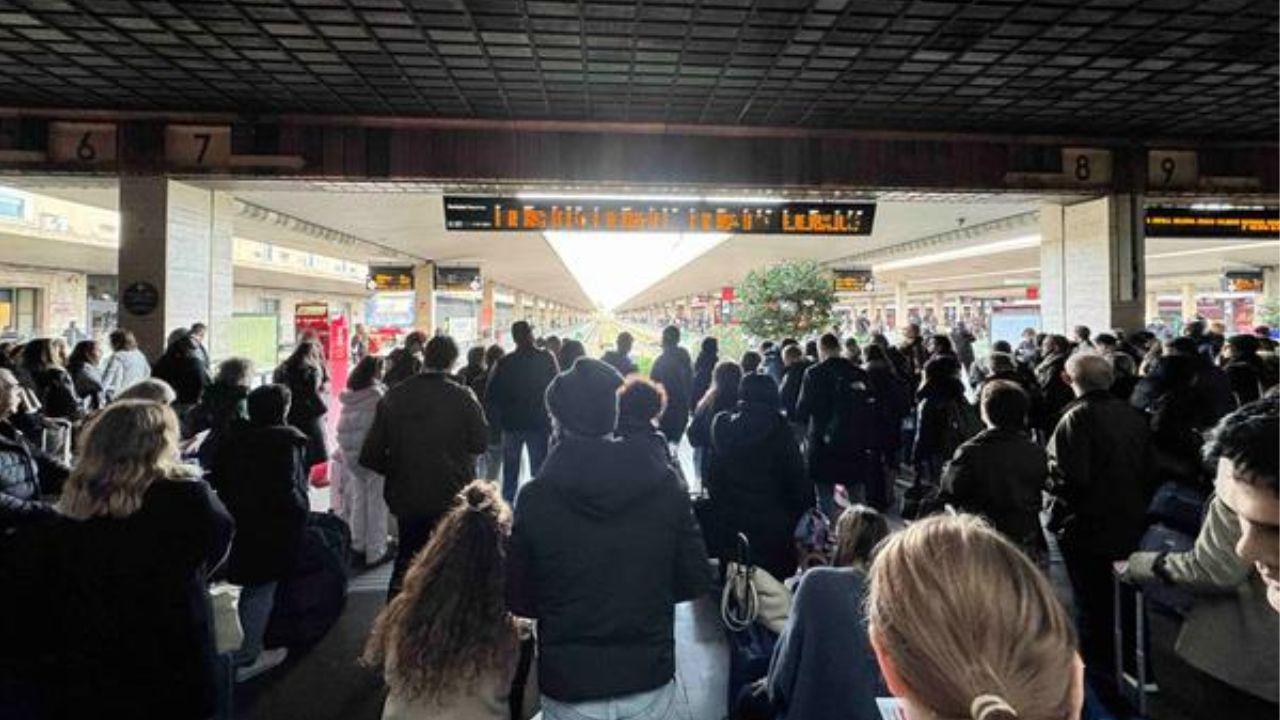Folla alla stazione di Santa Maria Novella