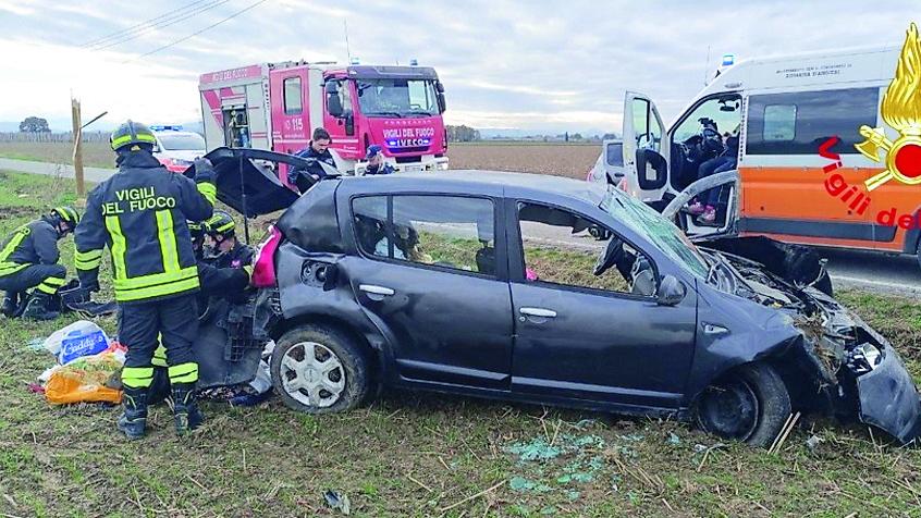 Auto esce di strada e finisce nel fosso: donna di 50 anni in prognosi riservata