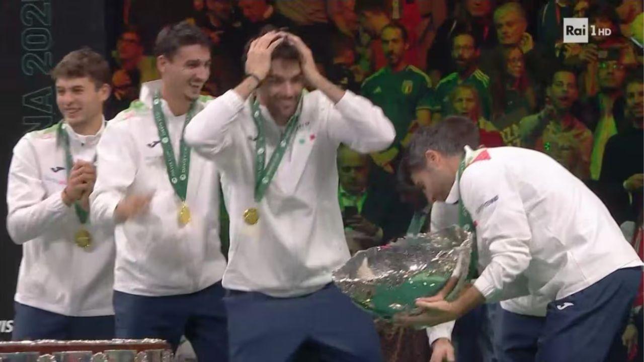 Il fuoriprogramma durante la premiazione (Immagini Rai)