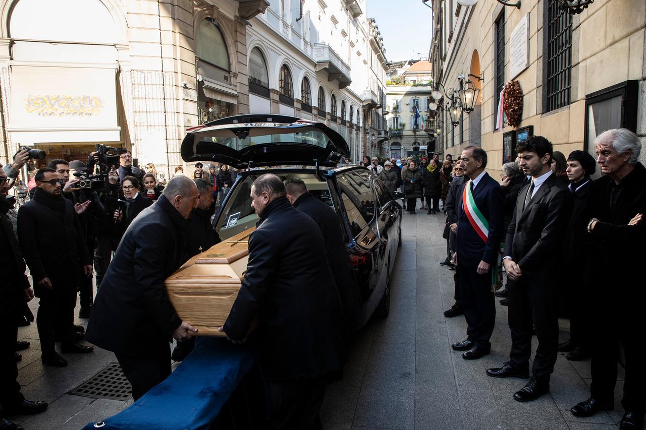 Ornella Vanoni, in migliaia alla camera ardente