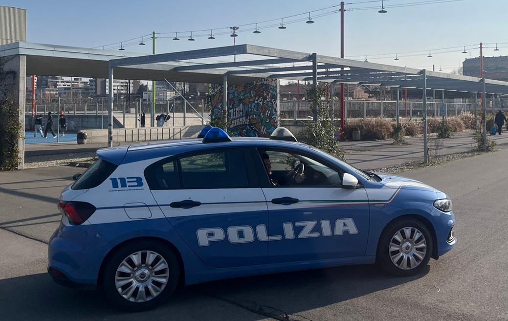 Girava per piazzale Europa brandendo coltelli: denunciato un 21enne