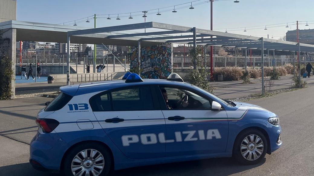 Girava per piazzale Europa brandendo coltelli: denunciato un 21enne