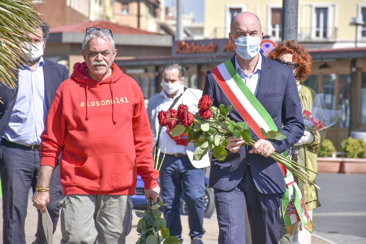 LIVORNO - COMMEMORAZIONE STRAGE MOBY PRINCE  29° ANNIVERSARIO -  IL RICORDO SENZA CORTEO. Nella foto da dx  il sindaco Luca Salvetti, Loris Rispoli e Francesco Gazzetti si incamminano verso il porto 