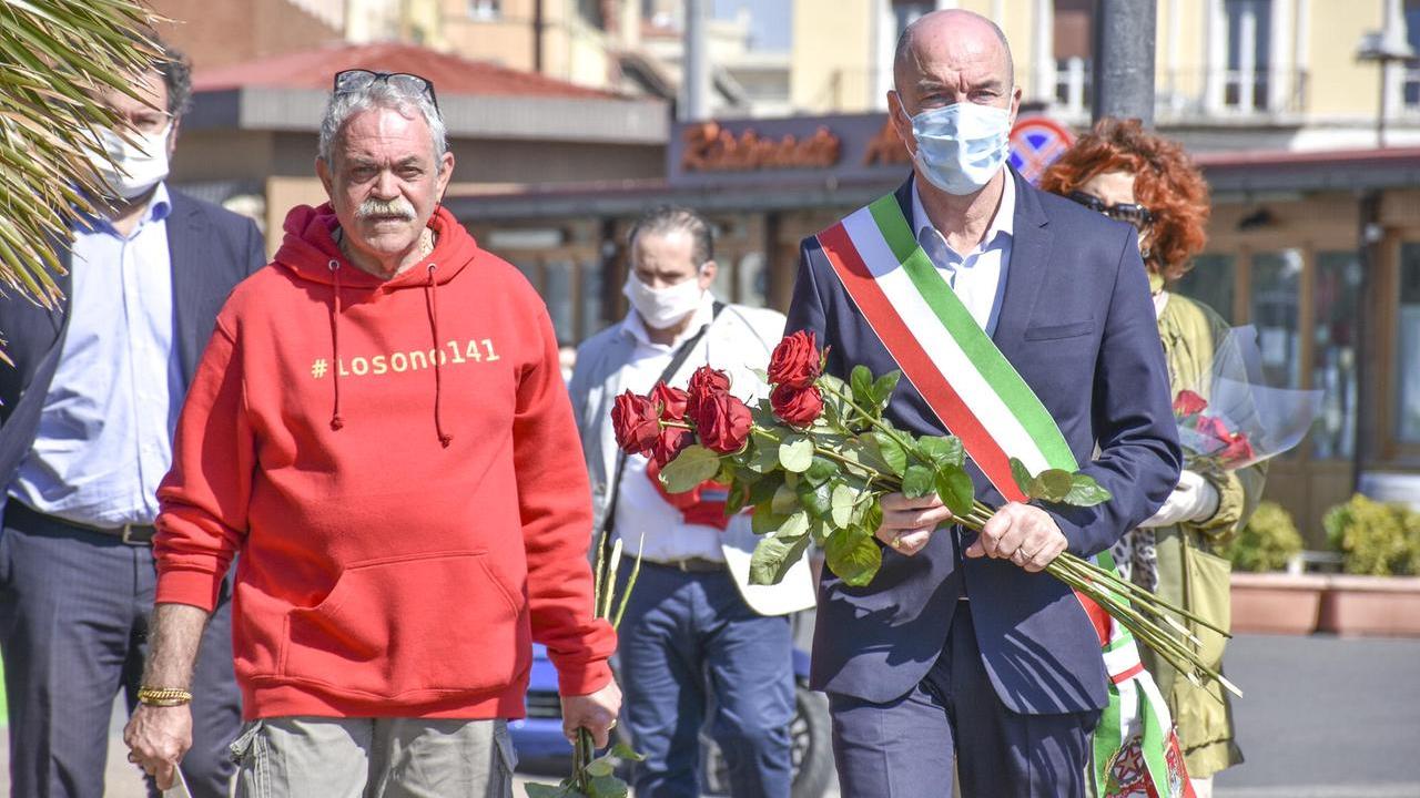 LIVORNO - COMMEMORAZIONE STRAGE MOBY PRINCE 29° ANNIVERSARIO - IL RICORDO SENZA CORTEO. Nella foto da dx il sindaco Luca Salvetti, Loris Rispoli e Francesco Gazzetti si incamminano verso il porto