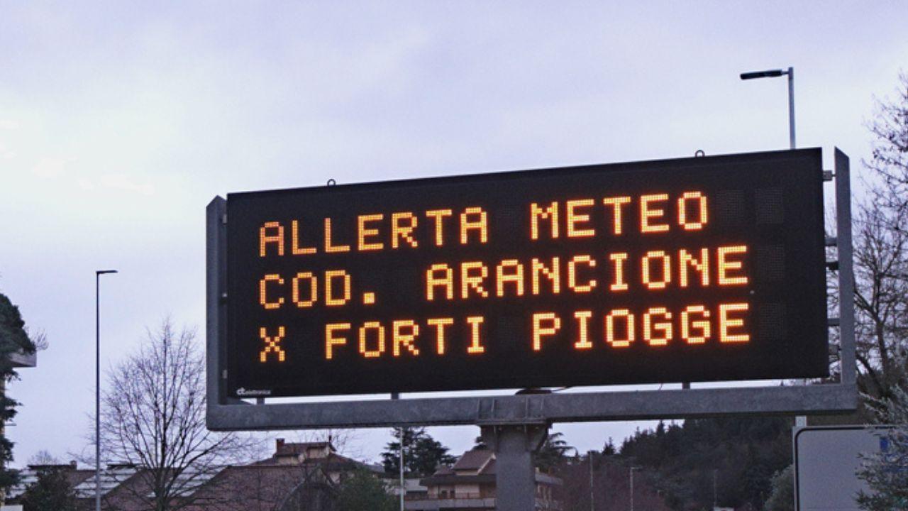 Maltempo in Toscana: allerta arancione, allarme per i fiumi, arrivano altri temporali – Tutti i comuni a rischio