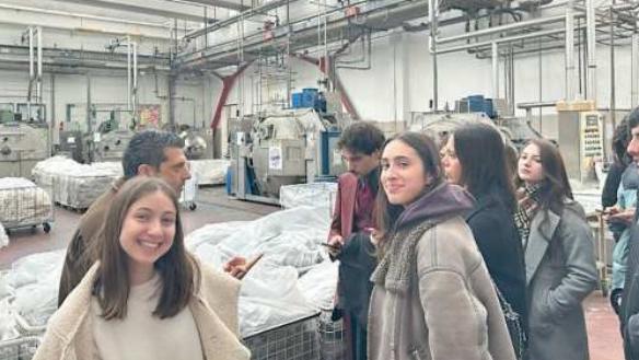 Tintoria Emiliana, il viaggio negli stabilimenti modenesi: «Un riferimento da 70 anni»