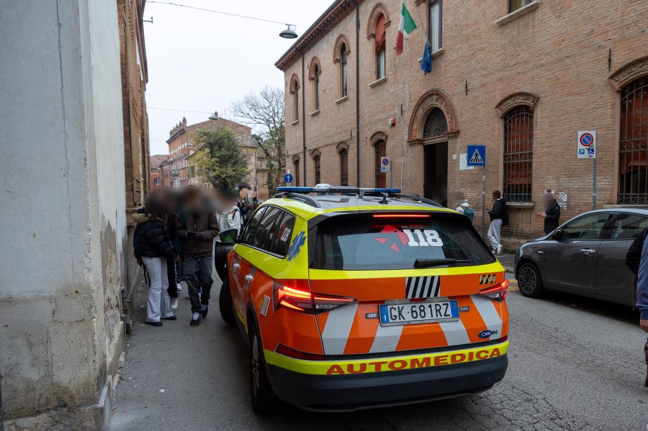 Spray al peperoncino all’Einaudi di Ferrara, studenti intossicati e scuola evacuata