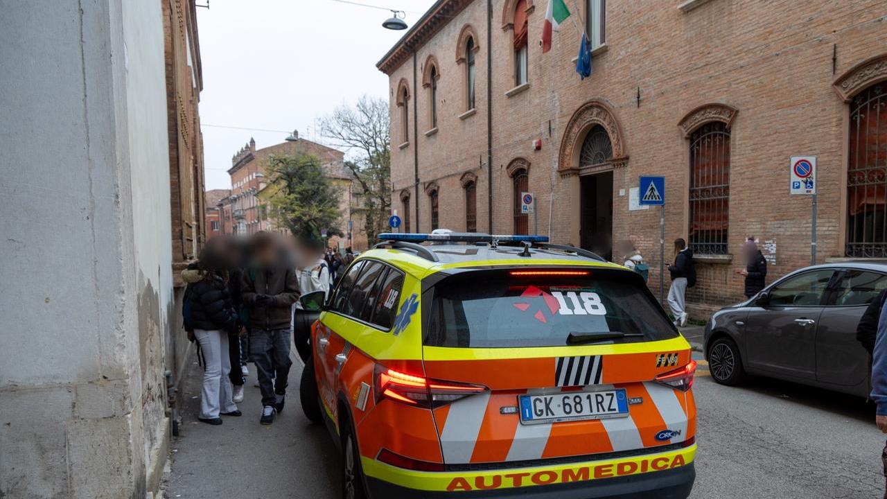 Spray al peperoncino all’Einaudi di Ferrara, studenti intossicati e scuola evacuata