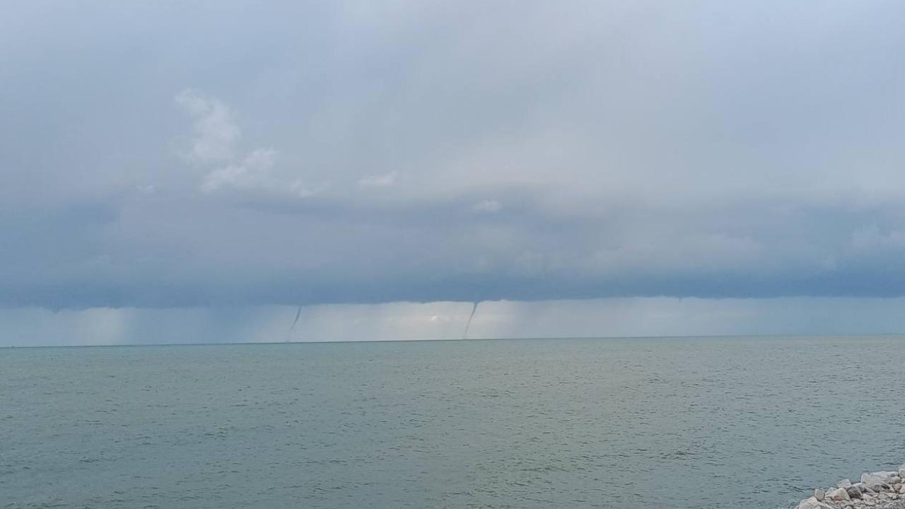 
	Le trombe marine a Livorno (Foto Fb:Meteo Gruppo/Cristian Spinelli)

