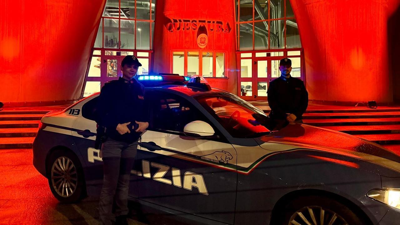 Sassari, la questura si tinge di arancione per dire no alla violenza