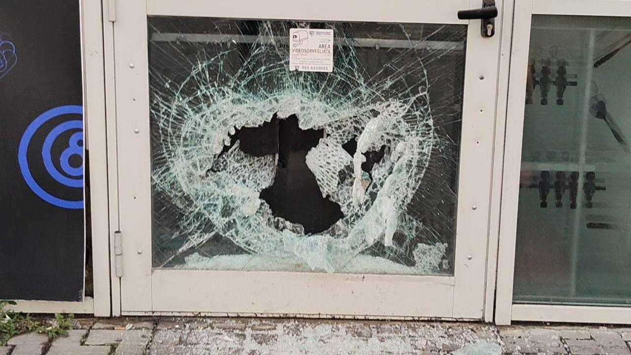 Notte di spaccate a Livorno: tre colpi in poche ore, arrestato un 17enne