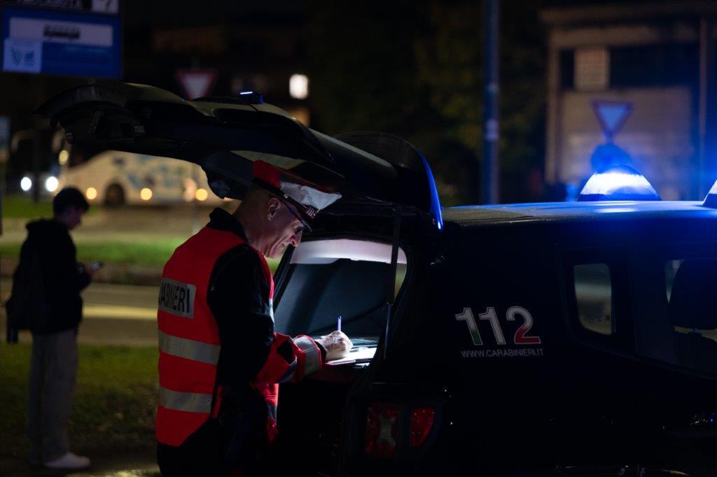 Capannori, forza un posto di blocco: inseguito e arrestato per droga