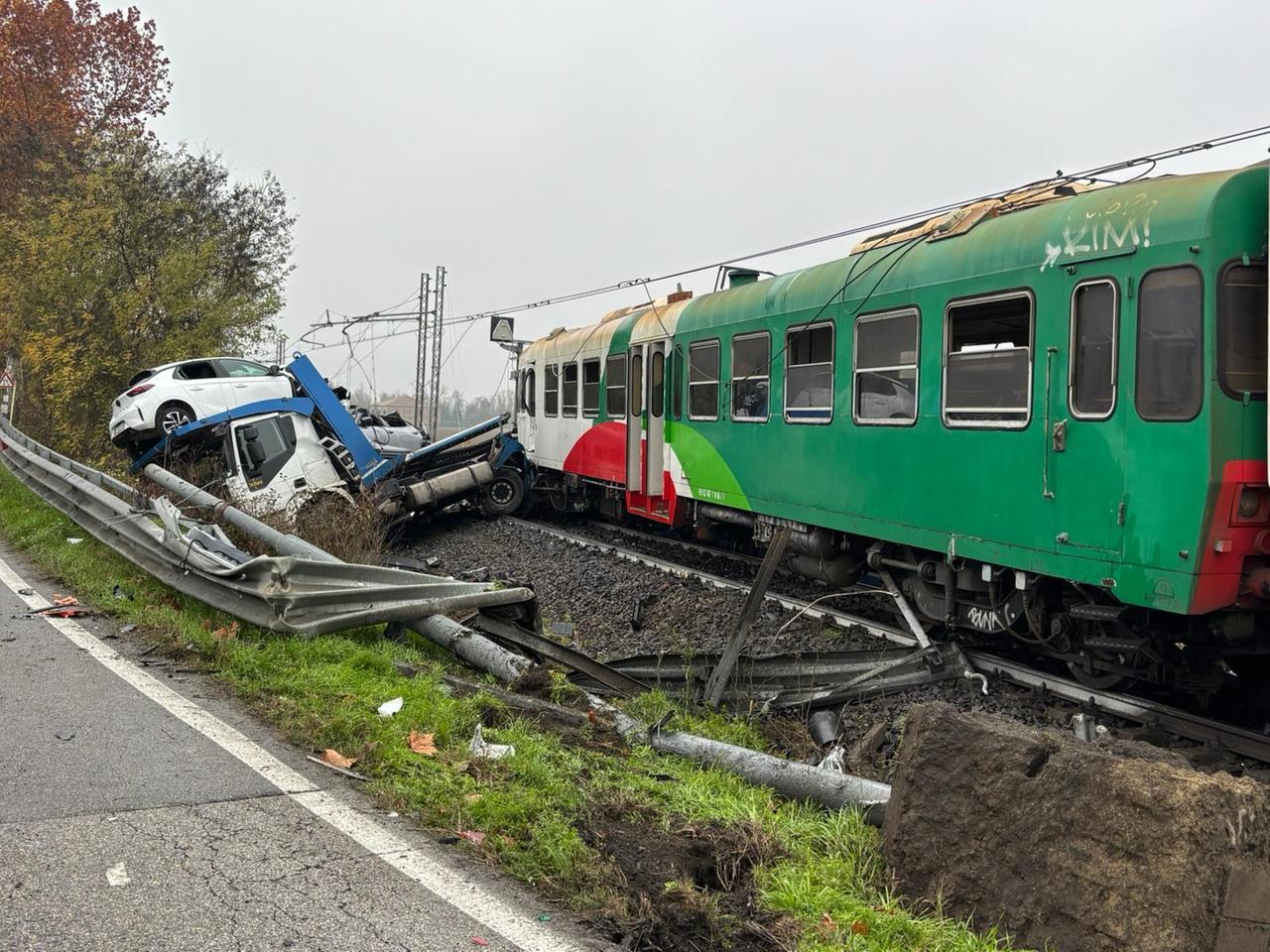 Camion bisarca contro il treno al passaggio al livello di Bondeno, tre feriti e auto in strada