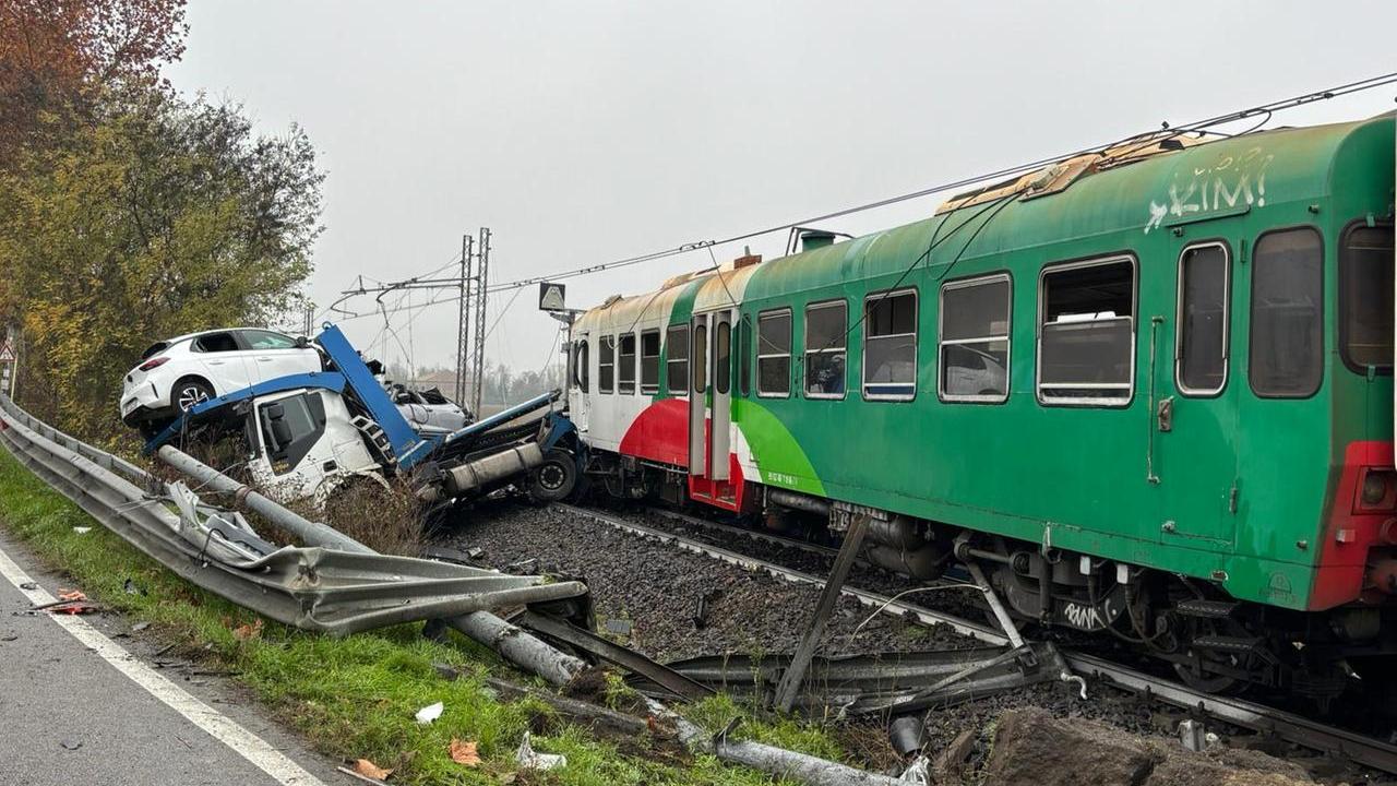 Camion bisarca contro il treno al passaggio al livello di Bondeno, tre feriti e auto in strada