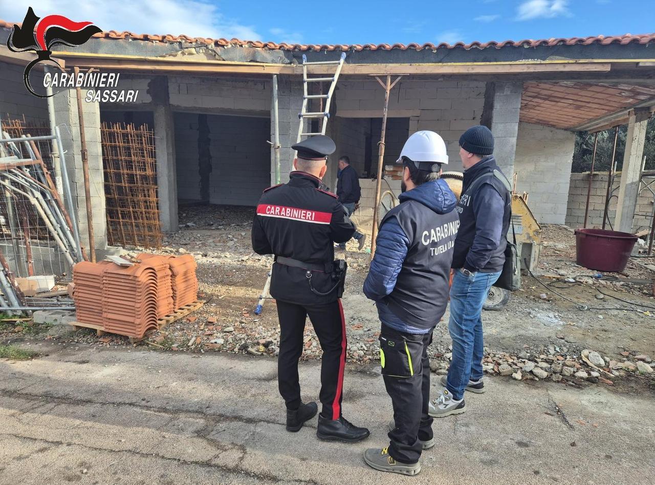 Lavoratori in nero e stranieri irregolari in un cantiere: denunciato l’amministratore dell’impresa