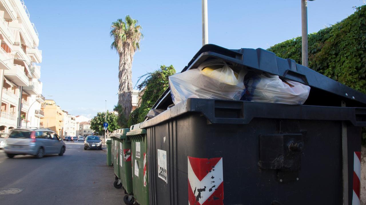 Alghero, aggiudicato il nuovo appalto per i rifiuti da 118 milioni di euro: quando parte, tutte le novità