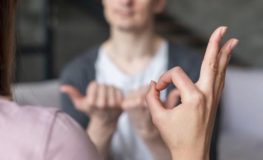 Sassari, il Comune apre uno sportello per le persone sorde: ecco come accedere