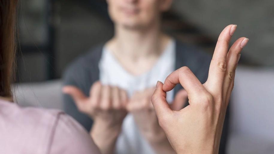 Sassari, il Comune apre uno sportello per le persone sorde: ecco come accedere