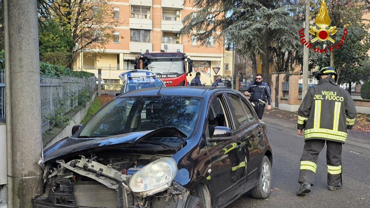 Finisce con l’auto contro un palo: grave una donna