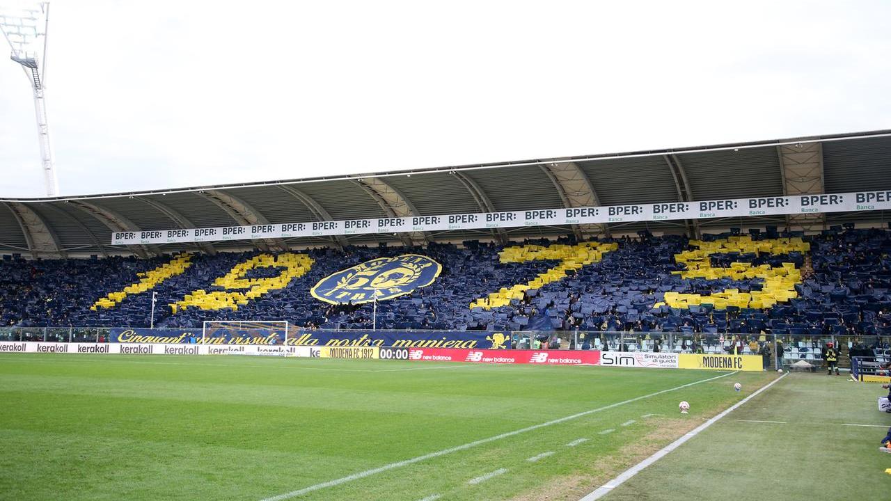 La coreografia dei tifosi per Modena-Sudtirol