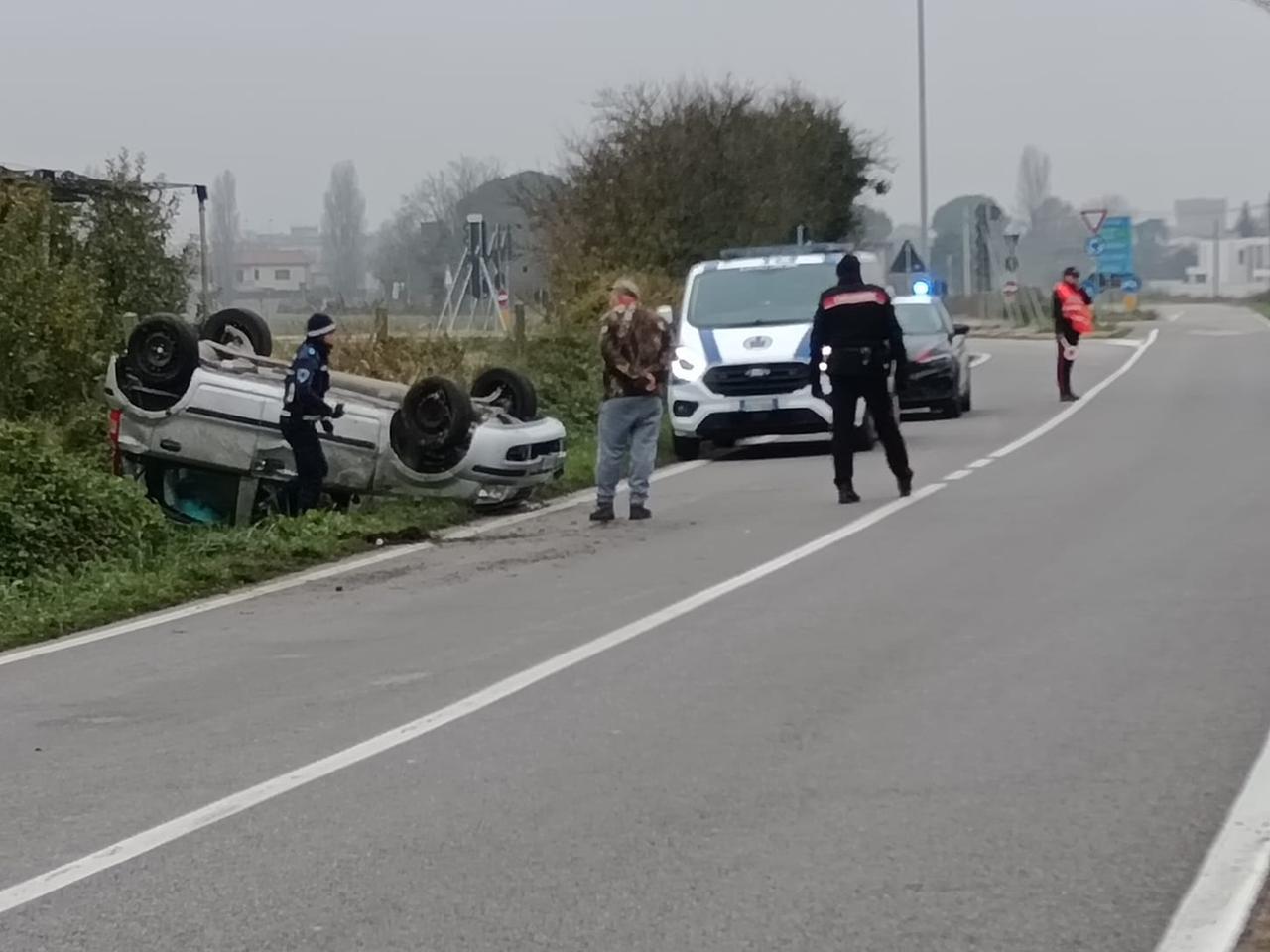 Copparo, perde il controllo dell’auto e si cappotta: ferita una donna