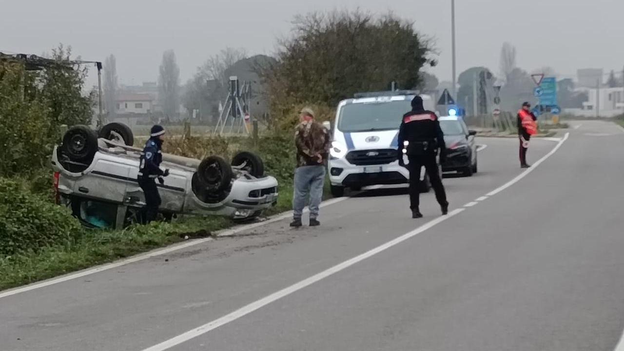 Copparo, perde il controllo dell’auto e si cappotta: ferita una donna
