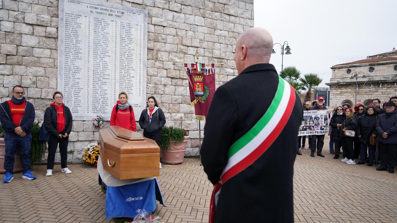 Il sindaco Luca Salvetti omaggia Loris Rispoli (foto Stick)