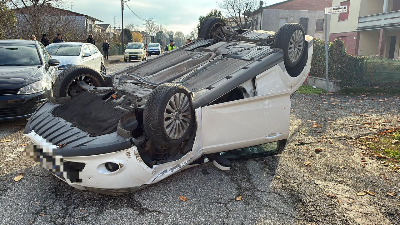Perde il controllo dell’auto che si ribalta: ferito il conducente