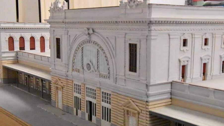 Stazioni e treni storici lungo i binari mignon: a Livorno trionfa l’arte della miniatura e si mette in mostra