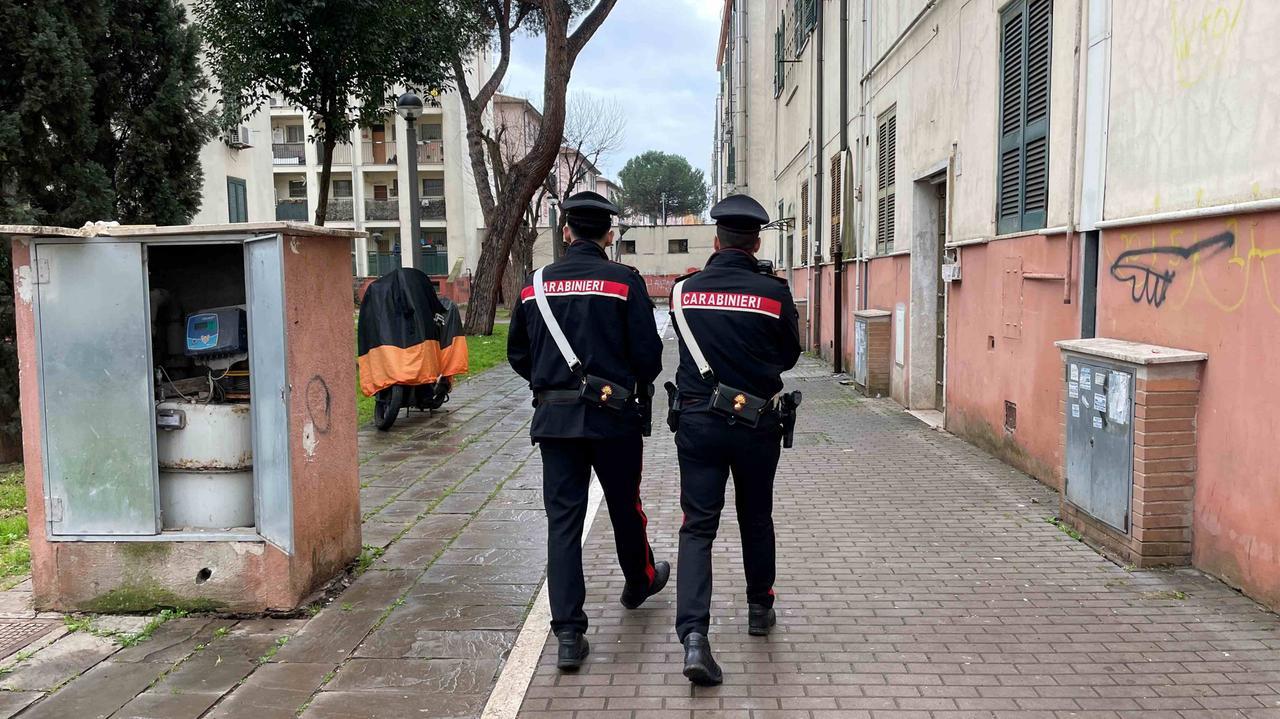 Coppia sarda in vacanza a Roma, lui la picchia con calci e pugni: arrestato
