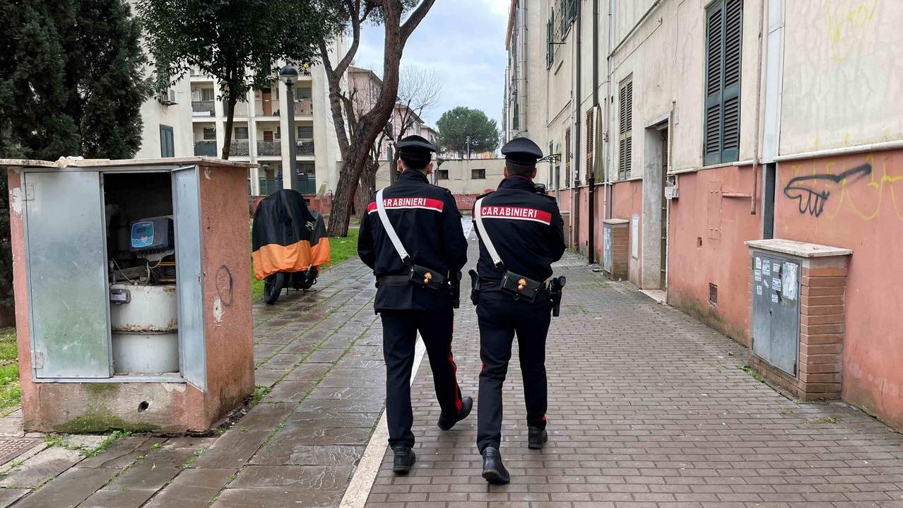 Coppia sarda in vacanza a Roma, lui la picchia con calci e pugni: arrestato