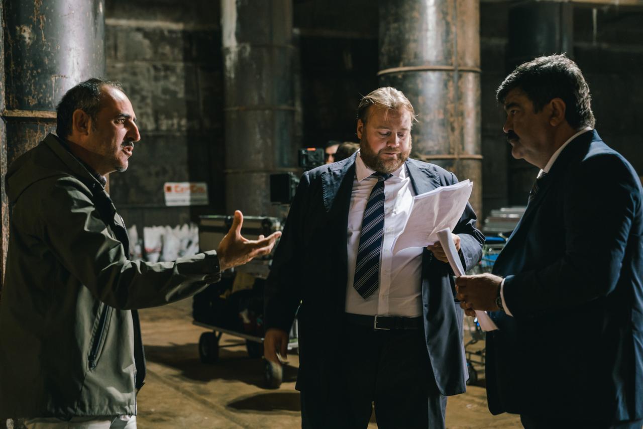 
	Paolo&nbsp;Zucca&nbsp;sul set con Stefano Fresi e Francesco Pannofino (foto Francesca Ardau)


