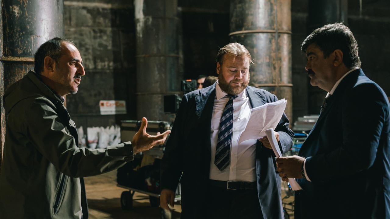 Paolo Zucca sul set con Stefano Fresi e Francesco Pannofino (foto Francesca Ardau)