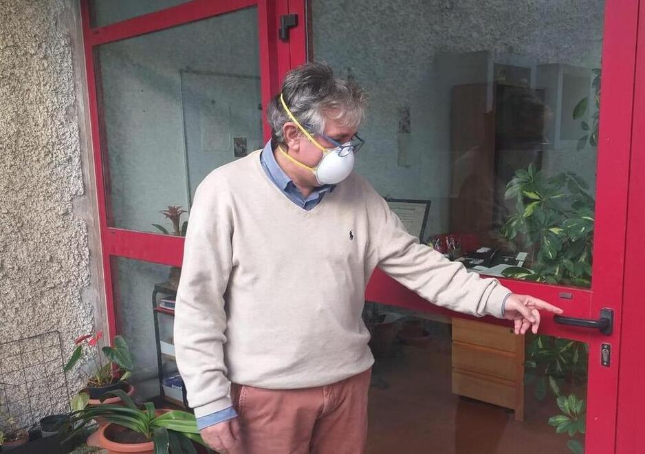 Il preside Antonio Manfredini mentre mostra da dove sono entrati i ladri in occasione di un furto avvenuto in epoca Covid (foto d’archivio)