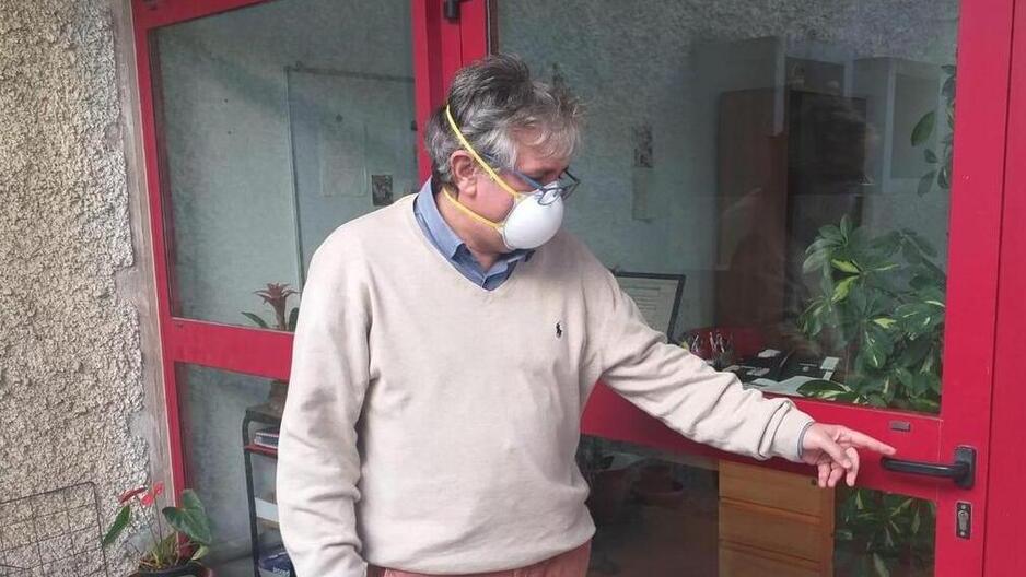 Il preside Antonio Manfredini mentre mostra da dove sono entrati i ladri in occasione di un furto avvenuto in epoca Covid (foto d’archivio)