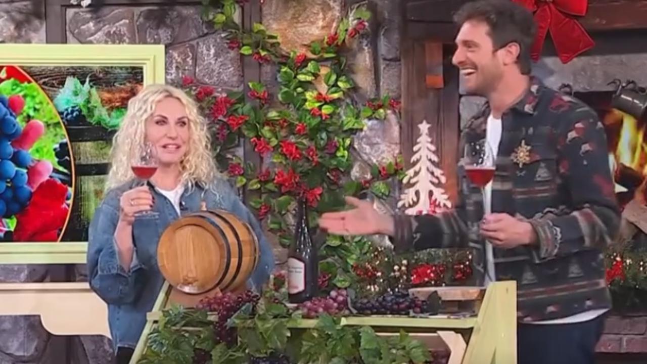 Antonella Clerici e Andrea Amadei con i calici di Lambrusco