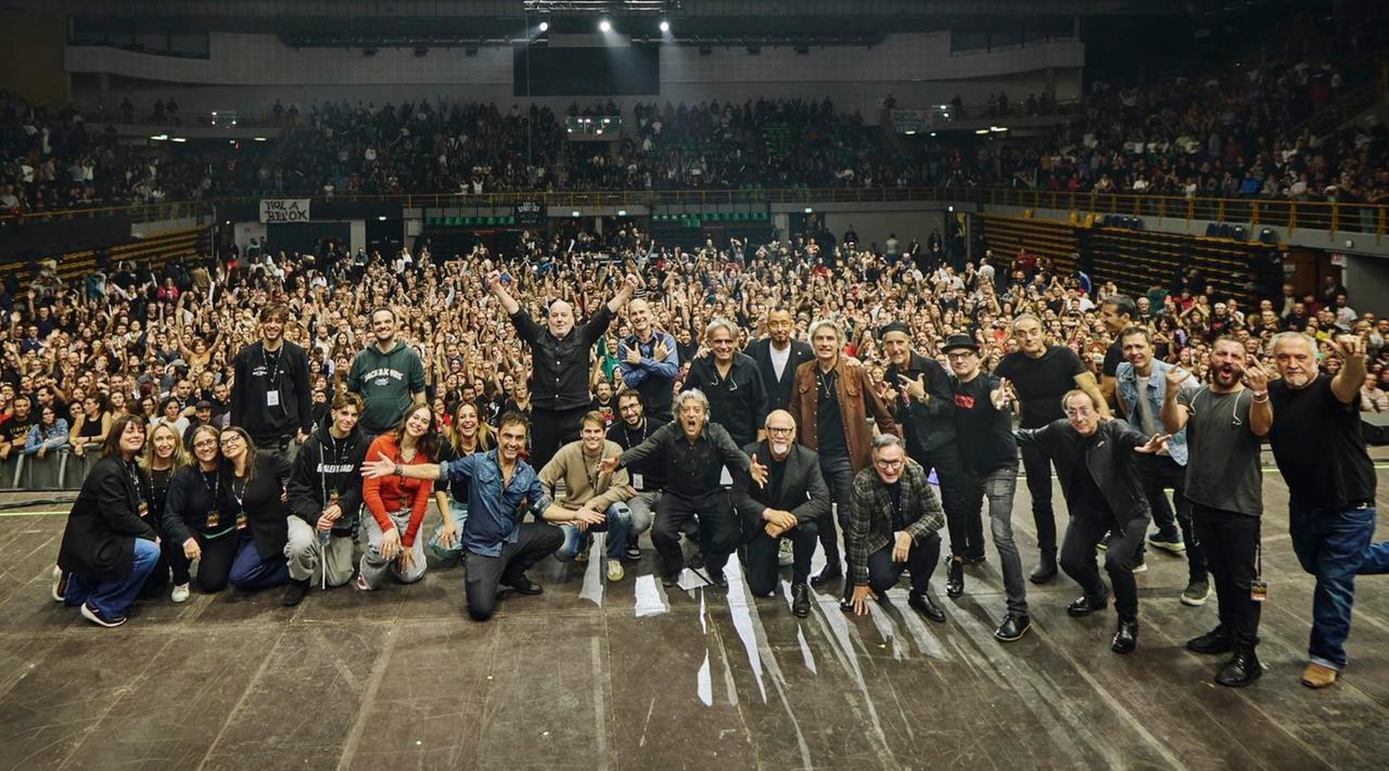 Bar Mario, per Ligabue una festa in famiglia al PalaPanini 30 anni dopo il debutto