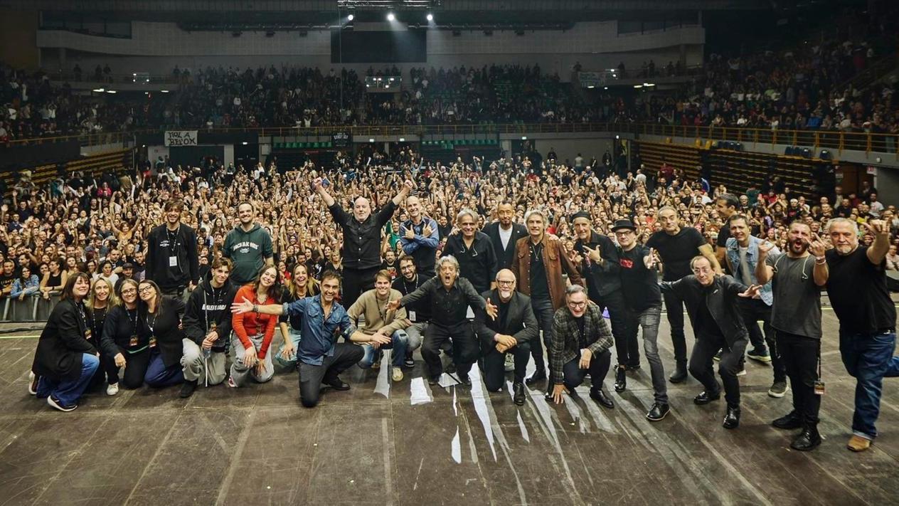 Bar Mario, per Ligabue una festa in famiglia al PalaPanini 30 anni dopo il debutto