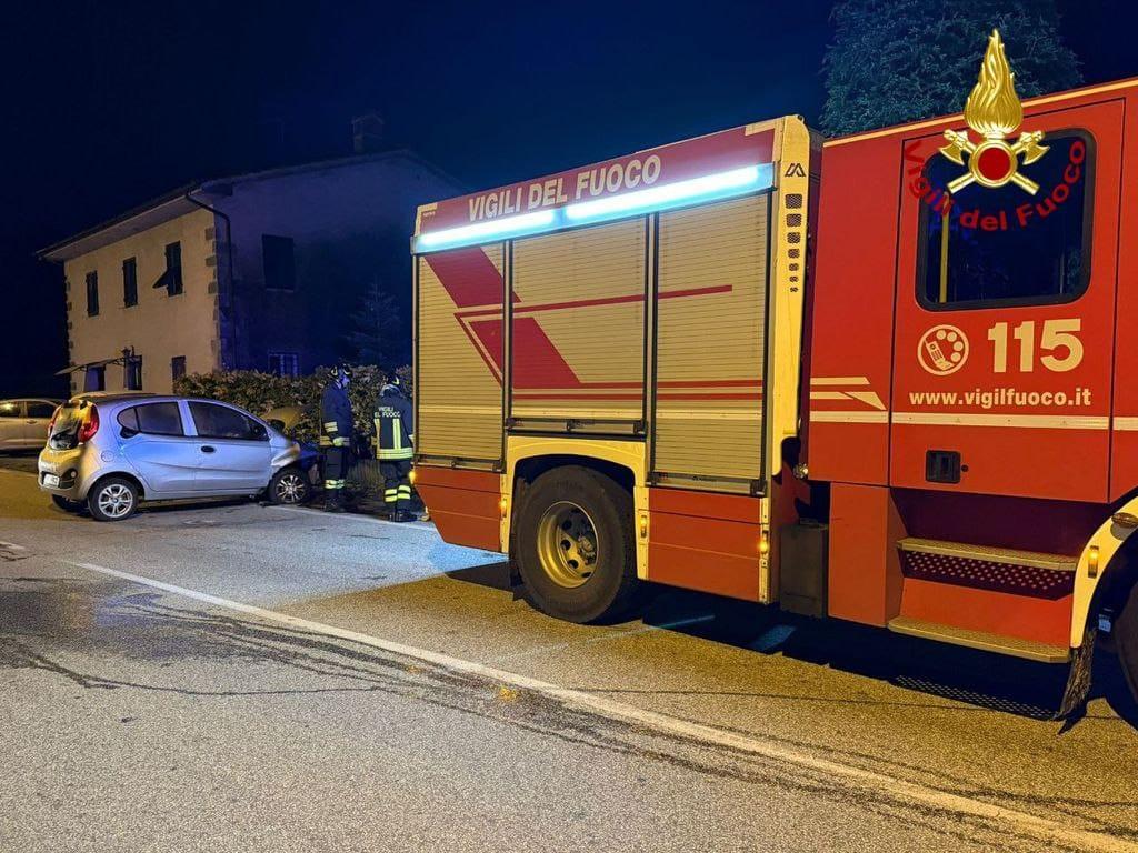 Capannori, auto contro un muretto: si rompe un tubo del gas