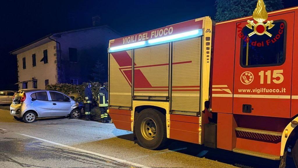 Capannori, auto contro un muretto: si rompe un tubo del gas