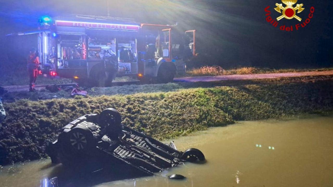 La macchina finita nel fosso pieno d'acqua