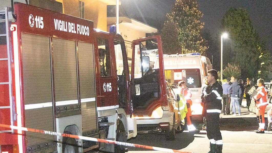 Carabinieri e vigili del fuoco sul luogo del delitto