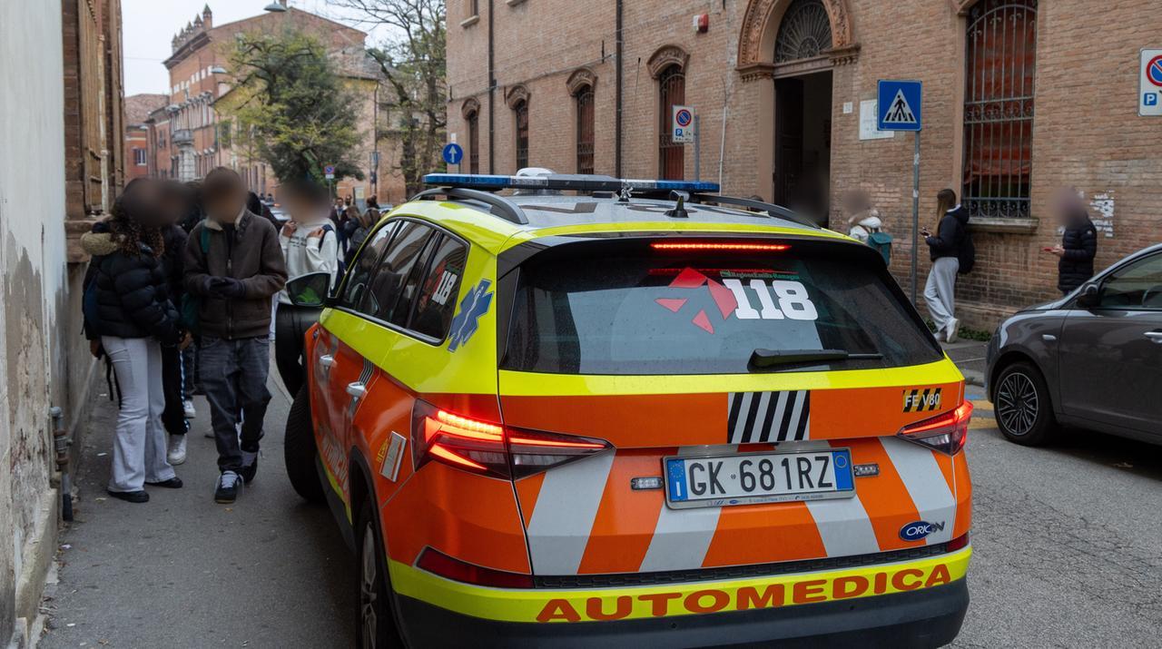 Studenti intossicati dallo spray. La preside rabbiosa: «Non hanno capito la gravità»