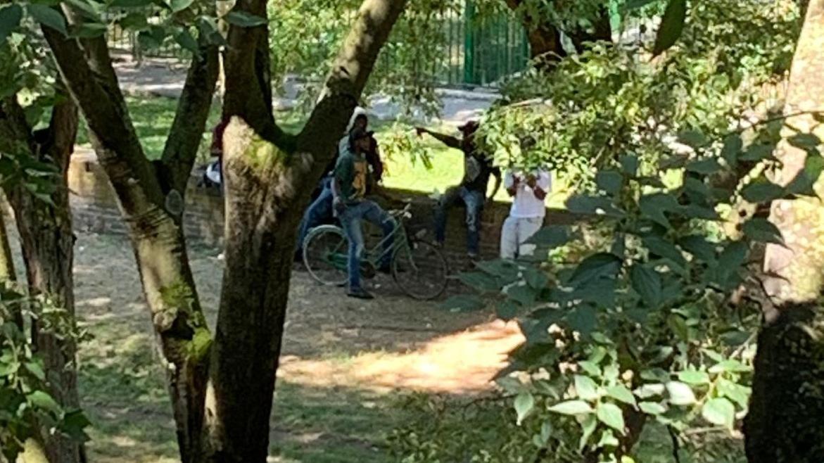 Spaccio spudorato in viale IV Novembre a Ferrara, la rivolta del condominio