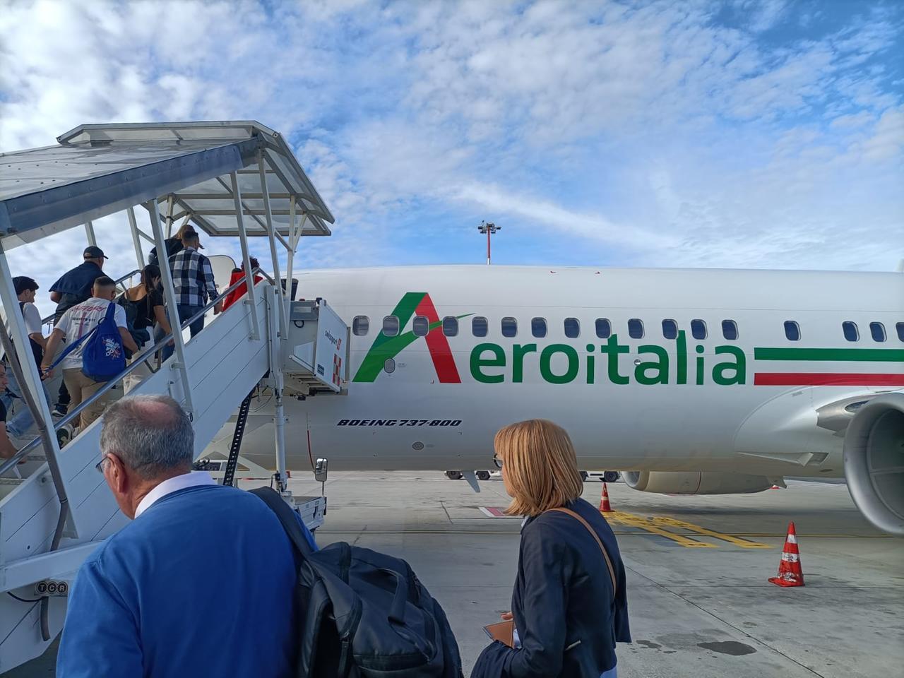 Passeggeri durante l'imbarco su un volo della Compania AeroItalia