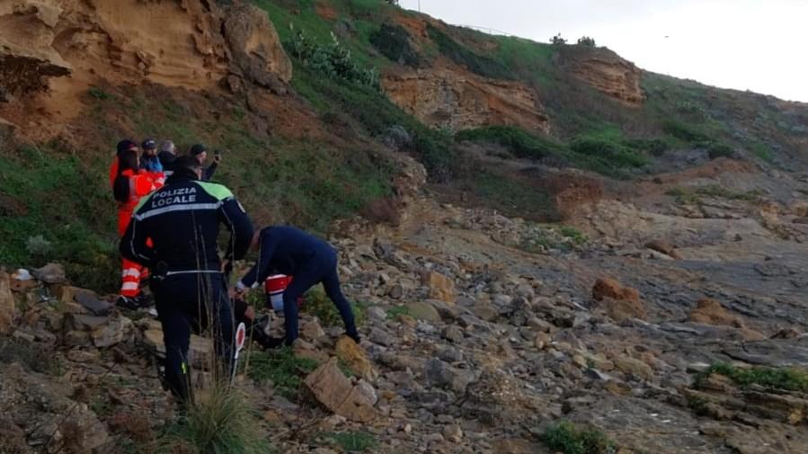 Alghero, cade sulle rocce e viene salvato dopo una notte all’addiaccio