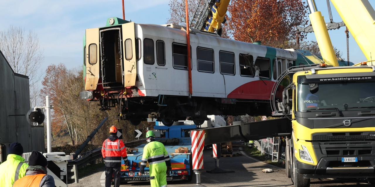 Incidente sui binari a Bondeno, rimozione di treno e camion in corso: a che punto sono