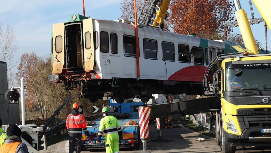 Incidente sui binari a Bondeno, rimozione di treno e camion in corso: a che punto sono