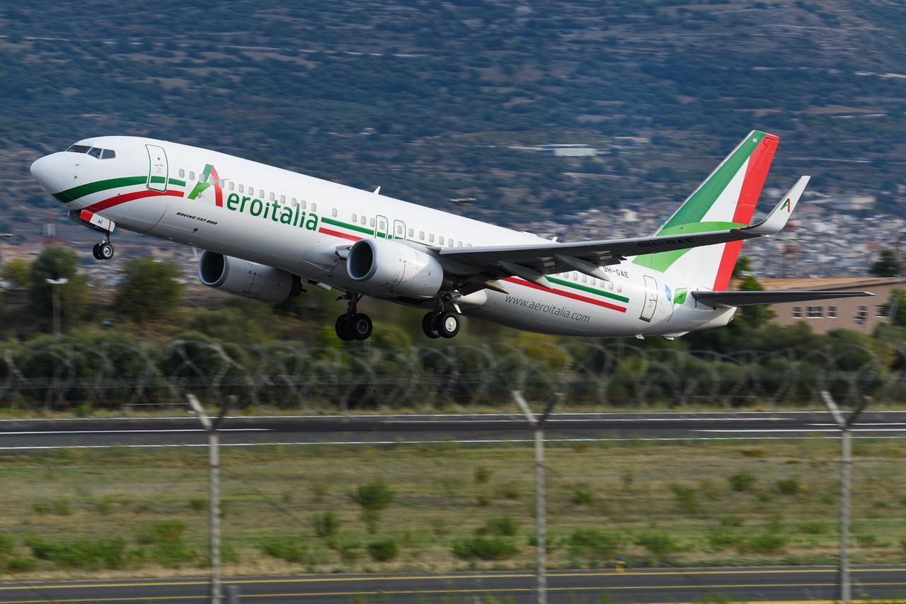 Emergenza sul volo Cagliari-Milano, un passeggero: «Un boato e poi la fiammata, ho avuto paura di morire»