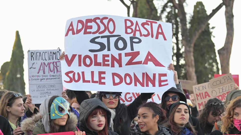 Carrara, in cura dopo un calcio alla moglie: «Adesso ho imparato a gestire la rabbia» – La testimonianza